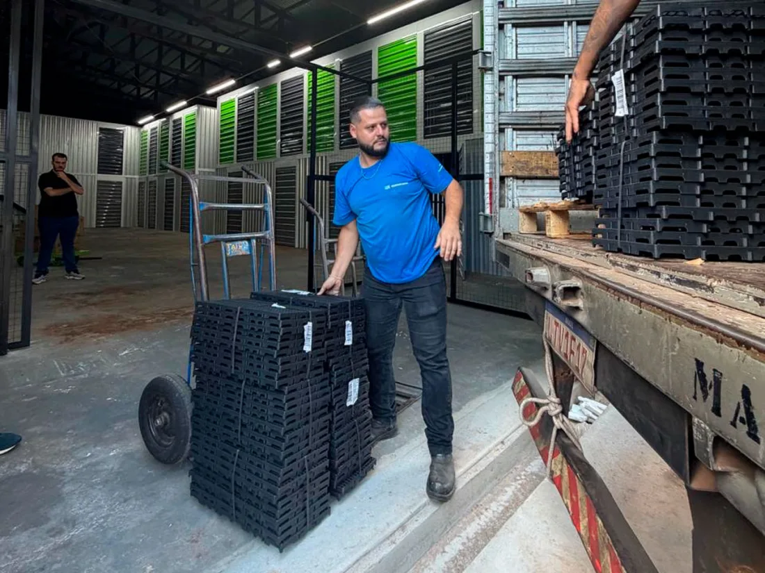 Caminhão de mudança encostado no portão do Hangar Storage para descarregar